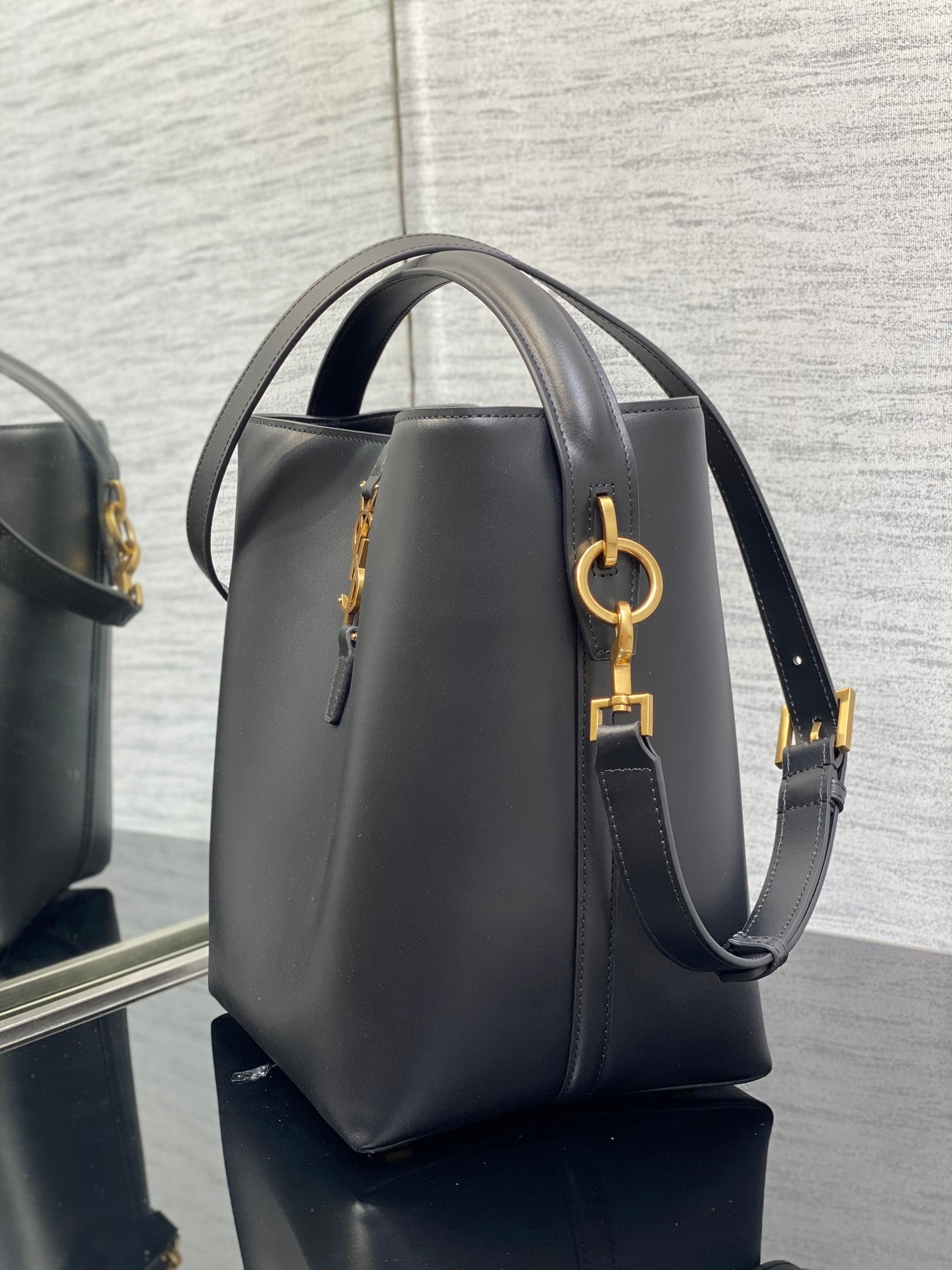 YSL Le 37 In Black Shiny Leather - 20 X 25 X 16 CM