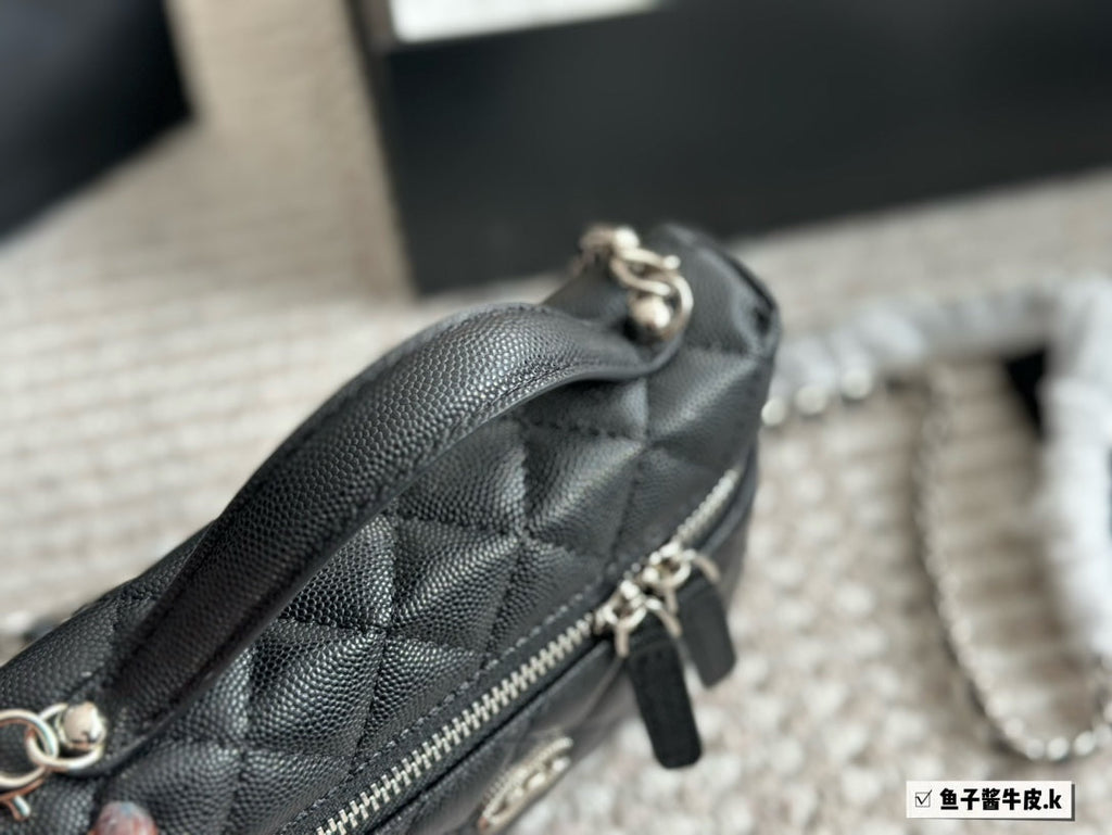 CHANEL New Handbag In Black Size 20x13cm