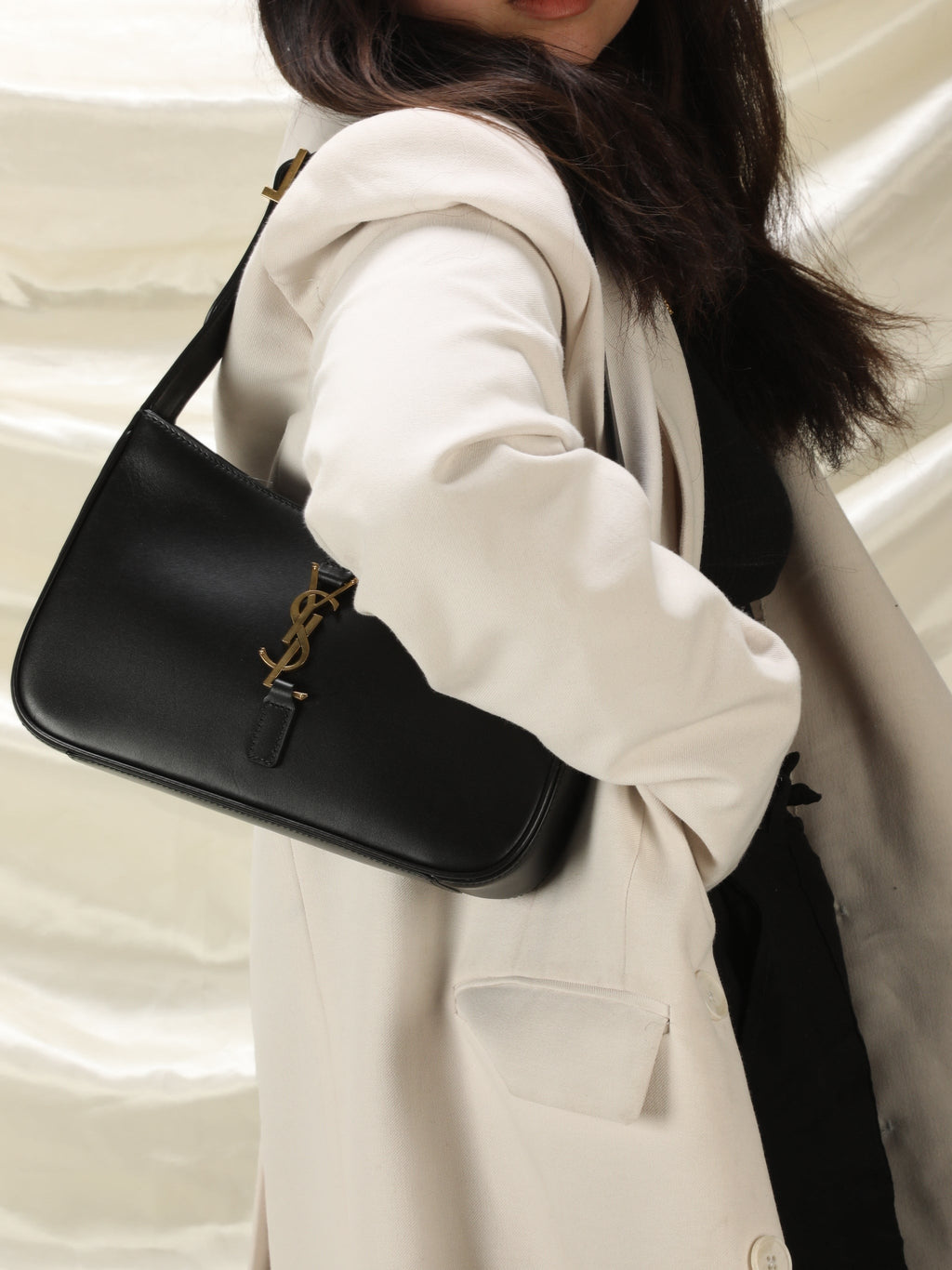 Saint Laurent Le 5 À 7 Hobo Bag In Patent Leather - Black - Women